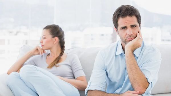 عادةً ما يتميز الزوج الممل بطبيعتهِ النكديّة، هذهِ الطبيعة التي تجعلهُ يشعر بالاشمئزاز والعجز عادةً ما يتميز الزوج الممل بطبيعتهِ النكديّة، هذهِ الطبيعة التي تجعلهُ يشعر بالاشمئزاز والعجز