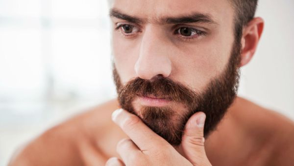 يحسن تدليك بشرة الوجه الدورة الدموية ويعزز نمو الشعر