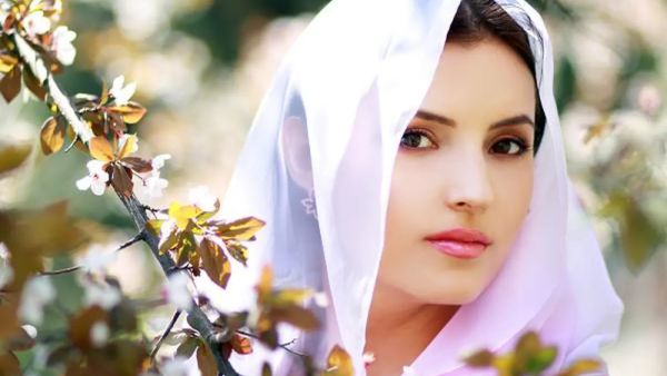 يمكن وضعي كريم الوجه لتجديد البشرة من إزيل لتحفيز عملية تجديد البشرة