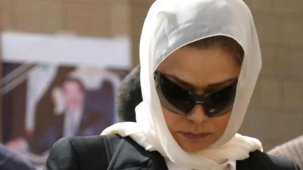 وتنشر بعض المواقع الإخبارية بين فترة وأخرى معلومات عن "وجود لقاءات بين ولي العهد السعودي وابنة صدام حسين".