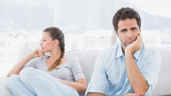 البعض يتذمر كثيرًا ويحبط الرجال الذين عملوا بجد طوال اليوم، أثناء المغازلة، بمجرد أن يتزوجوا، البعض يتذمر كثيرًا ويحبط الرجال الذين عملوا بجد طوال اليوم، أثناء المغازلة، بمجرد أن يتزوجوا،