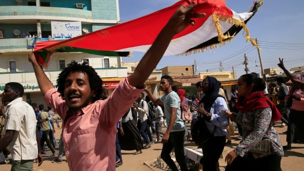 حمدوك: رفع السودان من القائمة الأمريكية للدول الراعية للإرهاب سيفتح الباب أمام إعفاء بلاده من ديون خارجية بقيمة 60 مليار دولار.