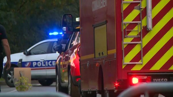 وقالت الشرطة الفرنسية، مساء  الجمعة، إن قتلى سقطوا في عملية طعن جرت في ضواحي العاصمة باريس.