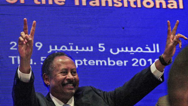 Sudanese Prime Minister Abdalla Hamdok flashes the victory gesture during a press conference unveiling the first Cabinet since veteran leader Omar al-Bashir's overthrow, in Khartoum, Sept. 5, 2019. (AFP)
