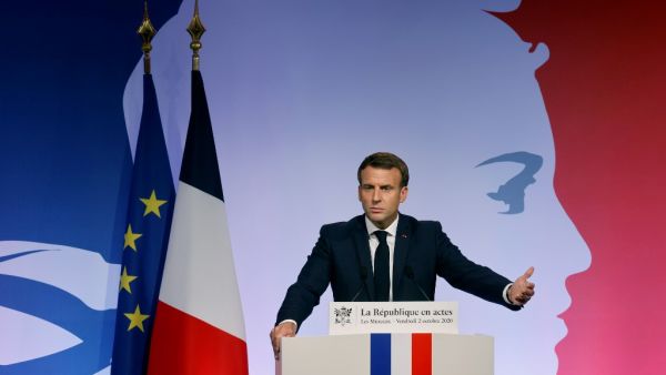 French President Emmanuel Macron delivers a speech to present his strategy to fight separatism, on October 2, 2020 in Les Mureaux, outside Paris. Ludovic MARIN / POOL / AFP
