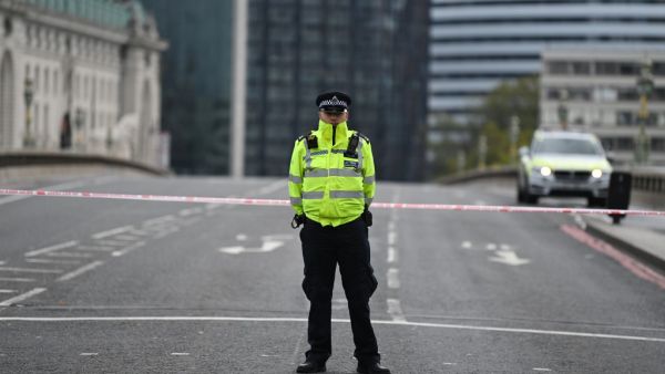 A British Police officer staffs a cordon closing Westminster Bridge in central London on October 13, 2020 following a security alert at St Thomas' Hospital. DANIEL LEAL-OLIVAS / AFP