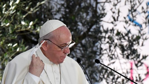 Pope Francis takes off his face mask prior to delivering a speech during a ceremony for peace with representatives from various religions in Campidoglio Square in Rome on October 20, 2020. Andreas SOLARO / AFP Pope Francis takes off his face mask prior to delivering a speech during a ceremony for peace with representatives from various religions in Campidoglio Square in Rome on October 20, 2020. Andreas SOLARO / AFP