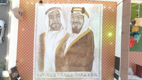 Ohud Abdullah Almalki, known as ‘The Artist of the Nation’, draws the largest coffee painting in the world using expired granules, illustrating seven renowned figures of Saudi Arabia and the neighboring United Arab Emirates. (Twitter)
