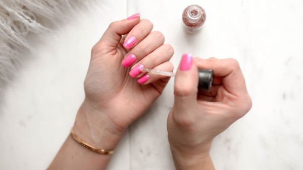 6 طرق لجعل طلاء الأظافر يدوم لفترة أطول