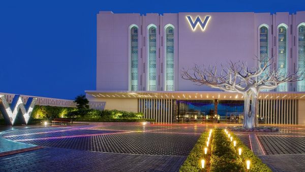 فندق W مسقط فندق W مسقط يتوَّج بثلاث جوائز ضمن حفل توزيع جوائز ’رواد قطاع الضيافة للعام 2020‘