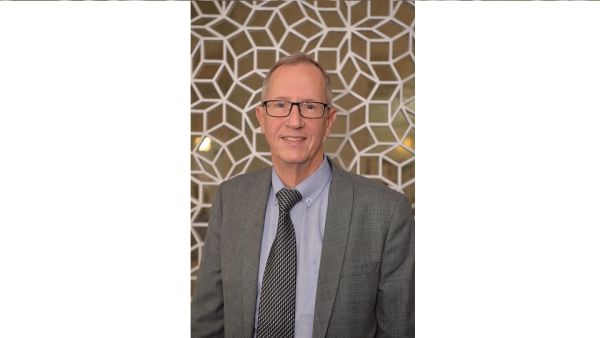 الدكتور إدوارد ستونكل علماء من مؤسسة قطر يؤكدون أهمية تعزيز معارف كوادر الرعاية الصحية بالطب الدقيق