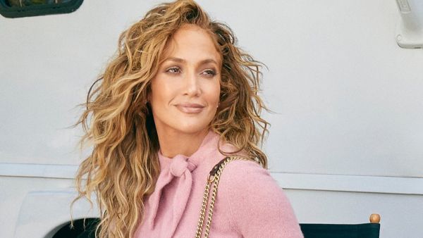 Jennifer Lopez "thought it was hilarious" when a Christmas Tree fell on top of her  Jennifer Lopez "thought it was hilarious" when a Christmas Tree fell on top of her