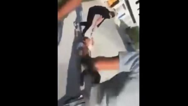 مجموعة من الاشخاص يعتدون بالضرب على وافد مصري