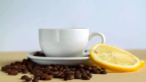 اصنعيه بنفسك: مقشر الجسم بالليمون والقهوة لتبييض البشرة