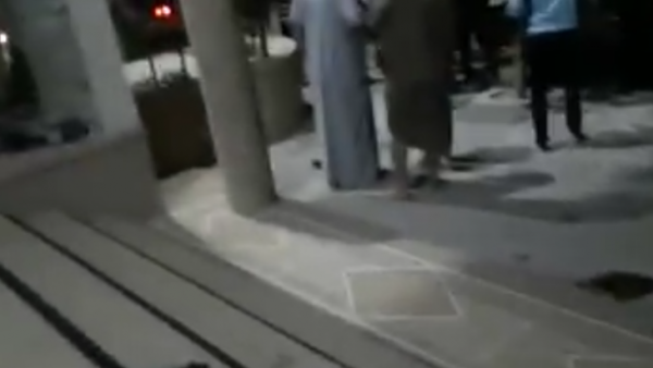 مصلون وثقوا عملية الخطف بكاميرات هواتفهم النقالة