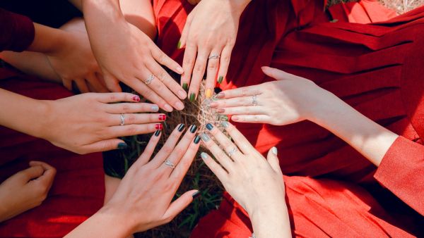 جميلة البوابة: 6 أسرار لجعل طلاء الأظافر يدوم لفترة أطول