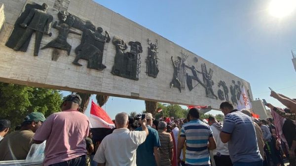 متظاهرون في ساحة التحرير