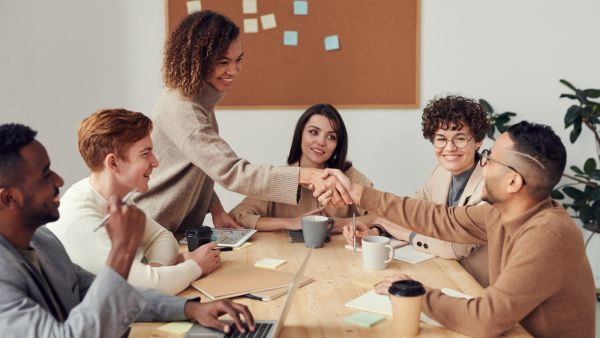 كيف تترك انطباعًا رائعًا في أول يوم عمل؟