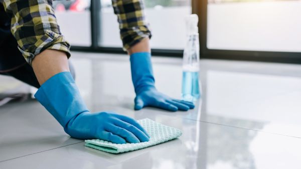  التأكد من تطهير الأسطح بالمطهرات بصفة دورية.