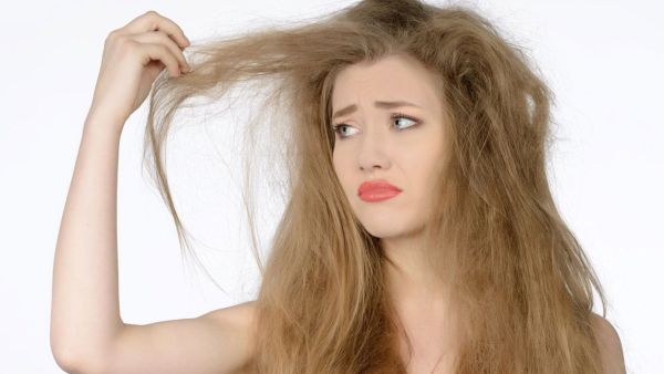  بياض بيضة نقوم بإضافتها إلى 3 ملاعق عسل أبيض ووضع الخليط إلى كمية مناسبة لحجم الشعر من حمام الكريم 