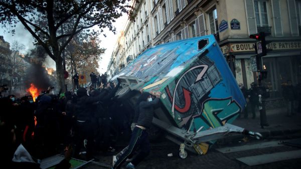 عشرات الآلاف يحتجون في فرنسا ضد عنف الشرطة وقانون أمني جديد