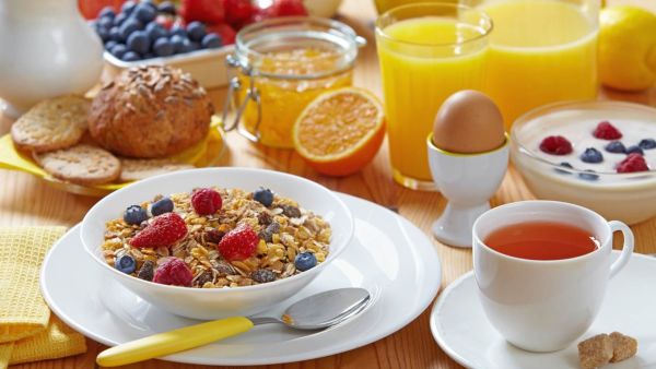  تأسيس عادات صحيّة طويلة الأجل، بما في ذلك اتباع نظام غذائي غني بالفواكه والخضروات والأطعمة الكاملة