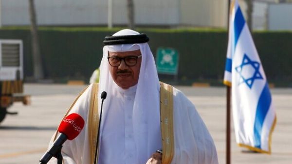 Bahraini Foreign Minister Abdullatif al-Zayani delivers a statement upon the arrival of a US-Israeli delegation in the Bahrain International Airport on October 18, 2020. (RONEN ZVULUN / POOL / AFP)