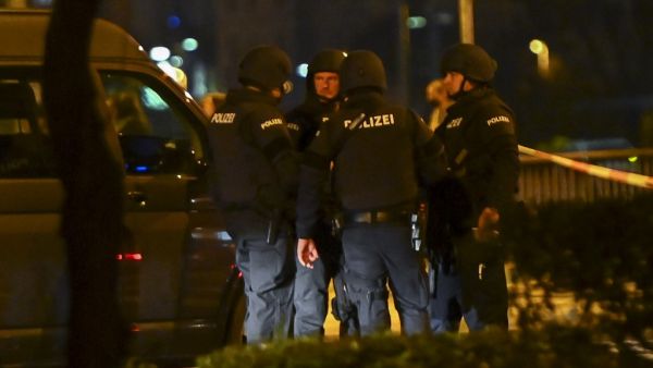Police stand guard stand near Schwedenplatz square following a shooting in the center of Vienna on November 2, 2020,. Two people, including one attacker, have been killed in a shooting in central Vienna, police said late November 2, 2020. At least one attacker was still at large after a terror attack Monday evening in Vienna which killed one person, Austrian Interior Minister Karl Nehammer said, with another assailant shot dead. Joe Klamar / AFP