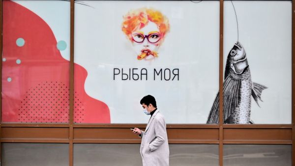A man wearing a face mask as a measure against the spread of the Covid-19 (novel coronavirus) pandemic walks in central Moscow on November 8, 2020. More than 12 million cases of the new coronavirus have been recorded in Europe. Yuri KADOBNOV / AFP