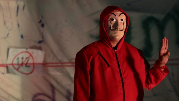 A protester stands next to part of the Democracy Monument draped with a large white sheet with pro-democracy messages from activists during an anti-government rally in Bangkok on November 14, 2020. Jack TAYLOR / AFP A protester stands next to part of the Democracy Monument draped with a large white sheet with pro-democracy messages from activists during an anti-government rally in Bangkok on November 14, 2020. Jack TAYLOR / AFP
