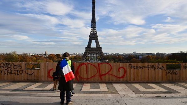 A "Yellow vests" (gilets jaunes) protestor hold a French flag during a demonstration for the second anniversary of the movement at the Trocadero, near the Eiffel Tower, in Paris, on November 14, 2020. MARTIN BUREAU / AFP