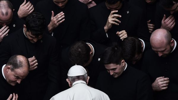 Pope Francis prays with priests at the end of a limited public audience at the San Damaso courtyard in The Vatican on September 30, 2020 during the COVID-19 infection, caused by the novel coronavirus. Filippo MONTEFORTE / AFP
