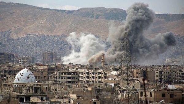 A general view shows smoke rising from buildings following an air strike on Jobar, a rebel-held district on the eastern outskirts of the Syrian capital Damascus, on March 21, 2017. (AFP/Ammar SULEIMAN)