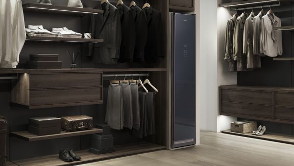 يوفر جهاز Air Dresser الفرصة للمستهلكين في الإمارات العربية المتحدة، لتعزيز طلتهم والاعتناء بملابسهم دون غسلها أو إرسالها إلى المصبغة لتنظيفها بآلات البخار. سامسونج تعلن عن توفر جهازها المبتكر لتعقيم الملابس Air Dresser في الإمارات العربية المتحدة