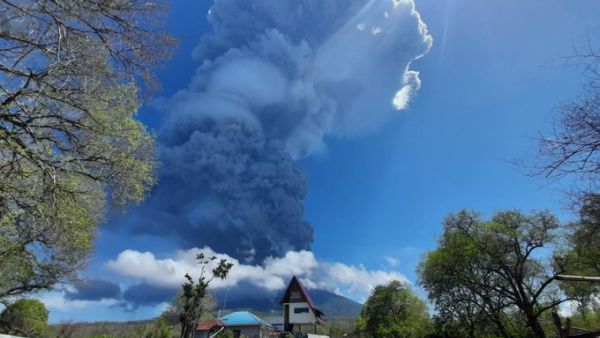 The Mount Ile Lewotolok volcano in the East Nusa Tenggara province of the Lesser Sunda Islands has left 2,780 people fleeing from 26 villages, officials have said. (Twitter)