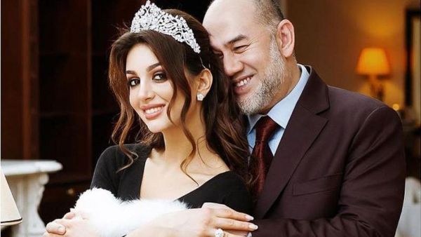 ملك ماليزيا السابق السلطان محمد الخامس وعارضة الأزياء الروسية "أوكسانا فويفودينا" 