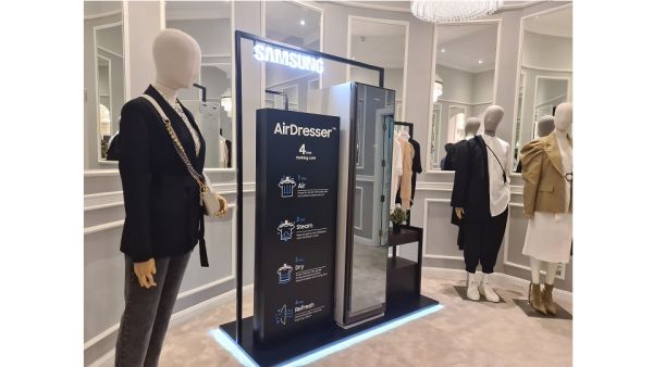 يتوفر الجهاز الجديد والمبتكر لتعقيم وتنقية الملابسAir Dresser في الإمارات العربية المتحدة، عبر بعض متاجر سامسونج والمتجر الإلكتروني لسامسونج. سامسونج تدعو المستهلكين في الإمارات للتعرف على جهازها المبتكر لتعقيم الملابس Air Dresser في جاليري لافاييت