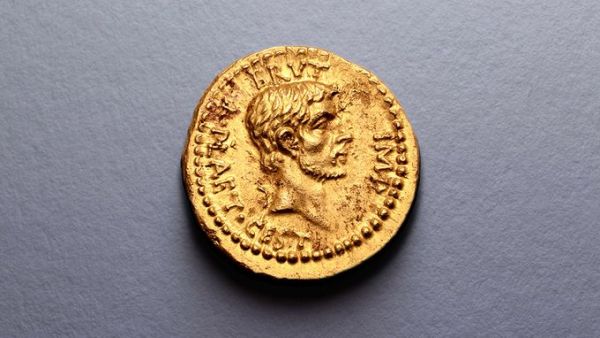A gold coin commemorating the assassination of Julius Caesar (Twitter)