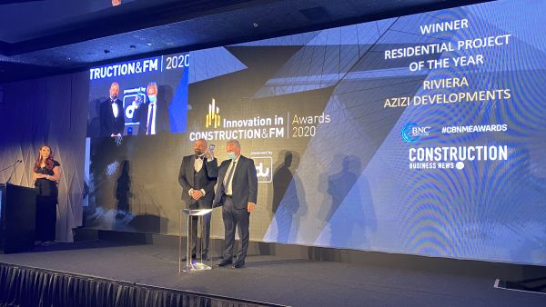 تسلم الجائزة أوبرا تودورانا، رئيس قسم الهندسة الكهربائية والميكانيكية والأعمال الصحية في عزيزي للتطوير العقاري عزيزي للتطوير العقاري تفوز بجائزة "المشروع السكني الأفضل للعام" لمشروعها ريفيرا ضمن جوائز الابتكار في أعمال البناء وإدارة المرافق للعام 2020