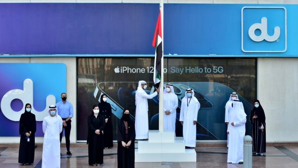 خلال الحدث موظفو الخطوط الأمامية في دو يشاركون سكان الإمارات احتفالاتهم بيوم العلم الإماراتي