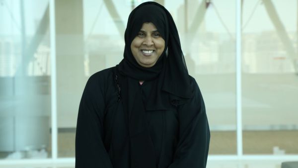 الأطباء يجرون جراحة معقدةً بالجهاز العصبي، أثناء يقظة مريضة لاستئصال ورم بالدماغ وخفض النوبات العصبية "كليفلاند كلينك أبوظبي" يستخدم التصوير الوظيفي بالرنين المغناطيسي، وتكونولوجيا التصوير الشعاعي ثلاثي الأبعاد لرسم الدماغ في عملية جراحية بالجهاز العصبي أجريت أثناء يقظة المريضة