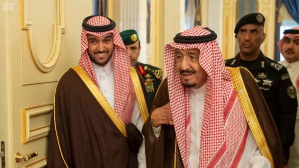 الأمير عبد العزيز بن تركي الى جانب الملك سلمان