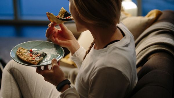 تناول وجبة بعد الساعة 6 مساءً ليس أمرًا صحيًا