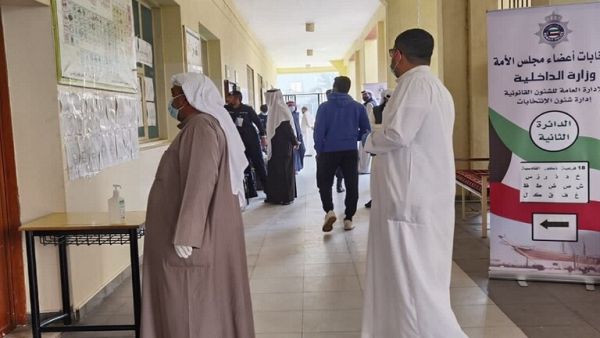 الكويت تختار برلمانها الجديد في ظل أزمتي كورونا والاقتصاد