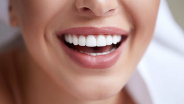  هناك تقنية لتبييض الأسنان من خلال الضوء، وهذه التقنية وقفت في الخارج