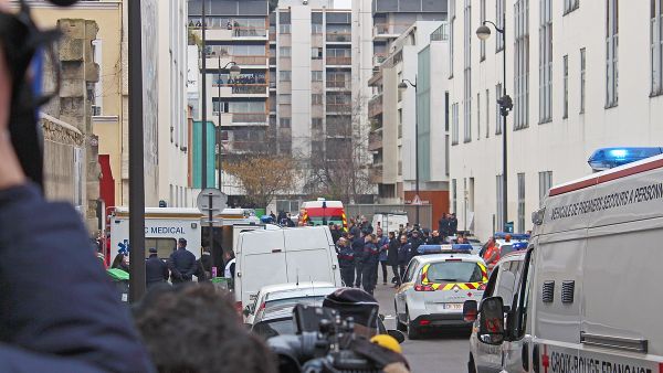 دعا محامو المتهمين المحكمة لخمسة أيام "ألا تستسلم للخوف" بالبحث عن "متهمين بأي ثمن"،