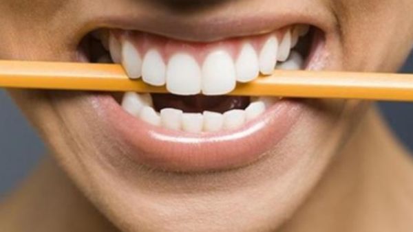 ويمكن أن يؤدي امتلاك شخصية "تنافسية أو عدوانية أو مفرطة النشاط" إلى زيادة خطر الإصابة بصرير الأسنان
