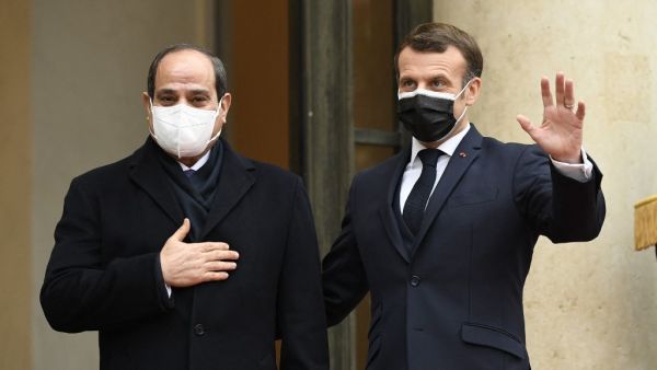 French President Emmanuel Macron (R) welcomes his Egyptian counterpart Abdel Fattah al-Sisi at the Elysee presidential Palace on December 7, 2020 in Paris, for a meeting as part of al-Sisi's a three-day controversial state visit to France, with activists warning Paris not to turn a blind eye to Cairo's rights record with a red carpet welcome. Bertrand GUAY / AFP