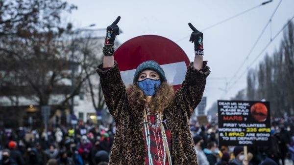 A protester gestures during a demonstration of the Women's Right movement to mark the anniversary of the introduction of martial law in communist Poland 1981, on December 13, 2020 in Warsaw. Wojtek RADWANSKI / AFP
