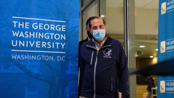 The United States kicked off a mass vaccination drive Monday hoping to turn the tide on the world's biggest coronavirus outbreak, as the country's death toll neared a staggering 300,000. NICHOLAS KAMM / AFP